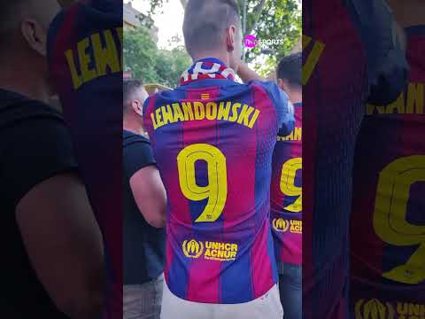 ¡EL APOYO A ROBERT LEWANDOWSKI POR PARTE DE LA AFICIÓN DE BARCELONA! #Shorts thumbnail