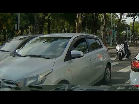 【車禍影片】一大早的 是不是不想上班?（2026.05.20 高雄市左營區軍校路 thumbnail
