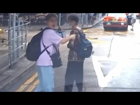 車CAM直擊 - 前面就係行人路都唔上，係要行馬路邊兜過去，阿婆你地嫌命長？？ thumbnail