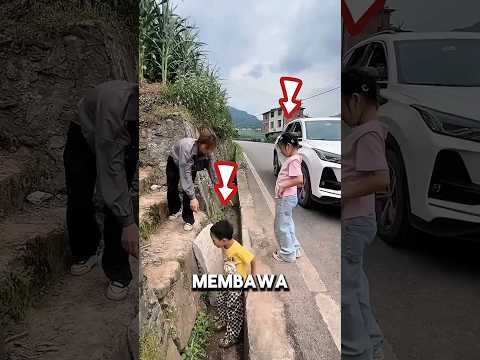 Karena Gak Tega Lihat Ibu ini Kesusahan, 2 Cowok ini Langsung Bikin Semua Orang Kagum! thumbnail