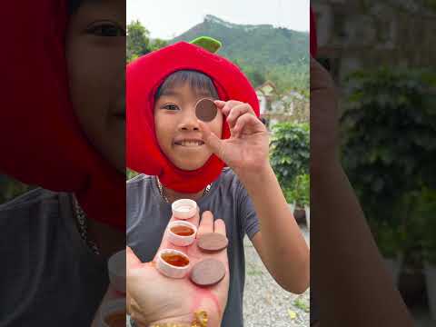 Cô bé ngoan ngoãn ăn kẹo cầu vồng và uống Coca-Cola rất ngon miệng. #vui #kẹo #thứcăn #dễthương thumbnail