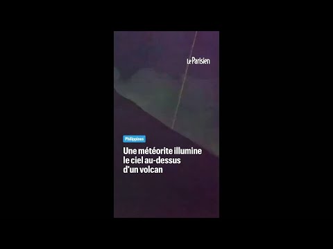 Une météorite illumine le ciel au-dessus d'un volcan thumbnail