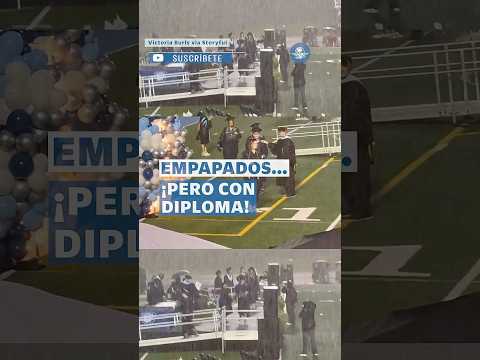 ¡Graduación icónica!: lluvia sorprende ceremonia escolar en EU #shorts thumbnail