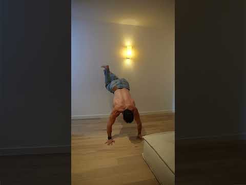 Handstand 3 steps !! thumbnail