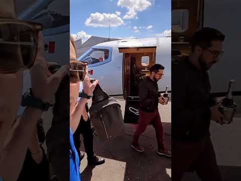 Фальшивый пилот бесплатно облетел мир 😨🌍 thumbnail