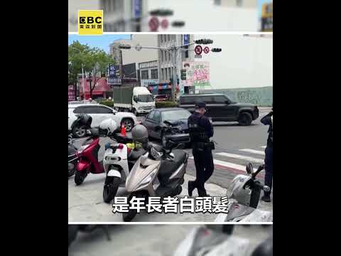 77歲婦開車失控衝超商！玻璃門、貨架全撞毀 #shorts thumbnail