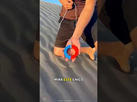 Lanzó un imán en el desierto y encontró arena negra muy valiosa thumbnail