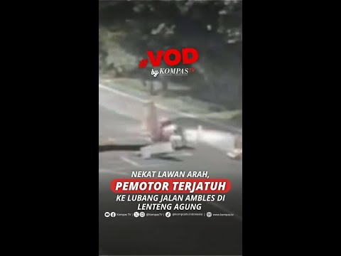 NEKAT LAWAN ARAH, PEMOTOR TERJATUH KE LUBANG JALAN AMBLES DI LENTENG AGUNG  #short thumbnail