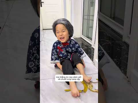 cậu cảnh sát tôt bụng giúp đỡ bà lão thumbnail
