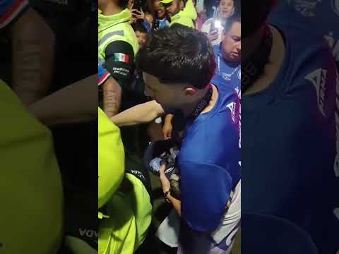 ¡GRAN GESTO DE PARADELA! Así atiende a la hinchada celeste thumbnail