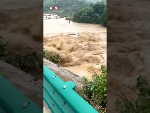 Auto komt in rivier terecht nadat brug instort thumbnail