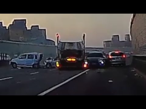 【車禍影片】仔細看，有一位先知逃過一劫（2026.06.02 國道二號南桃園交流道 thumbnail
