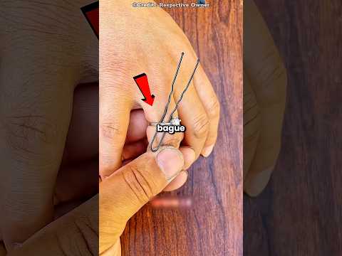 💍 Il utilise une astuce avec un fil pour retirer la bague thumbnail
