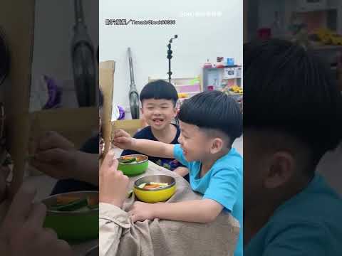 【要確欸】在家體驗餵食動物 爸爸充當水豚「飽到併軌」｜餵食｜水豚｜爸爸 thumbnail