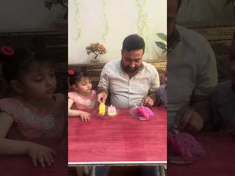 كل واحد بدو يأخذ بوظة التاني بس بابا وجد الحل thumbnail