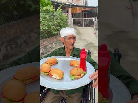 Ông nội tội nghiệp đã chia sẻ bánh mỳ cho chàng trai #shorts thumbnail