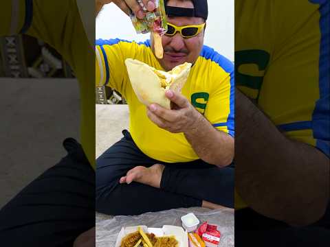 سندوتش بروست بخبز الطعمية😂😋 thumbnail