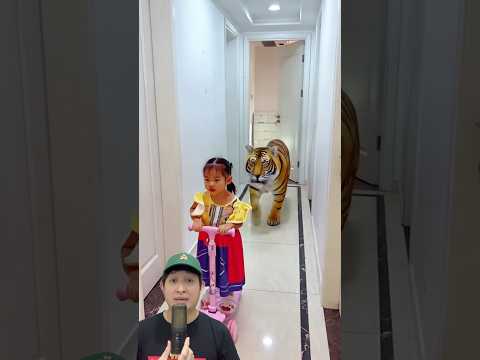 ADIK KABUR DIKEJAR HARIMAU‼️😱 @PresentHunt #remix #dubbing #trending thumbnail