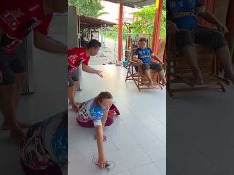 เอาสายชาร์ดมาให้อ้ายแน่ อ้ายหยิบบ่ถึง #funny #comedy #ขึ้นหน้าฟีด thumbnail