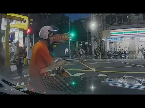 【車禍影片】牽車不到一個月會發生這種鳥事 thumbnail