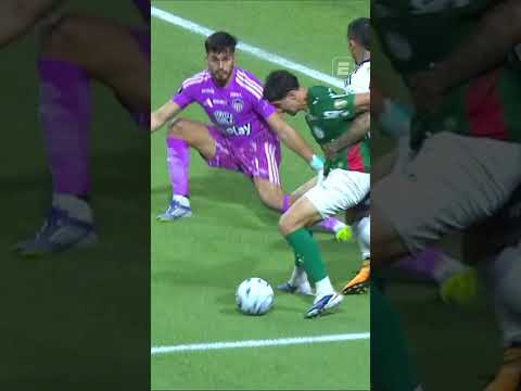 PALMEIRAS PEDIU PÊNALTI NESSE LANCE, MAS O VAR NÃO DEU 🤔🐷 #shorts thumbnail