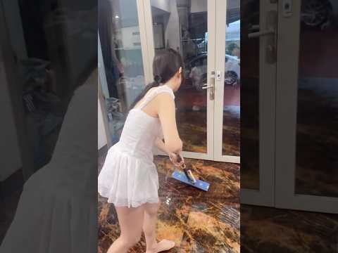 Sư tử đang lau nhà lại gặp mưa thumbnail
