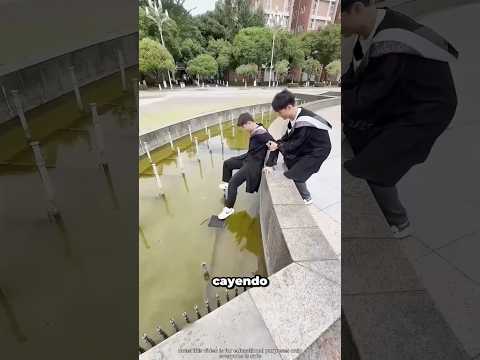El Estudiante Casi Pierde Su Sombrero De Graduación thumbnail