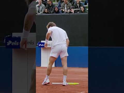 HUUHH, Moutet trekt z’n broek uit?! ?? #ZiggoSport #ATP #bitpandahamburgopen #Tennis #Moutet thumbnail