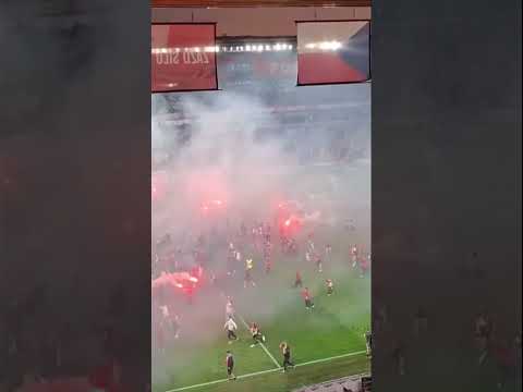? Envahissement de terrain fou, défaite sur tapis vert pour le Slavia Prague ! thumbnail