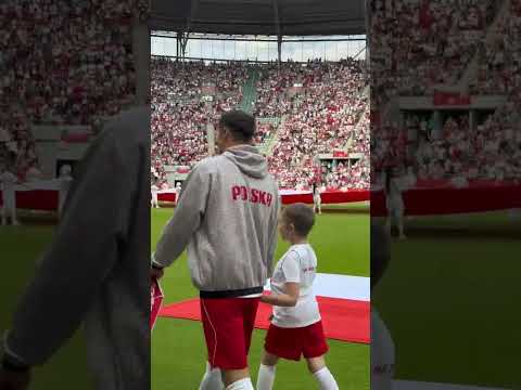Roberta Lewandowskiego na mecz z Ukrainą wyprowadzała Maja - podopieczna fundacji Cancer Fighters ❤️ thumbnail