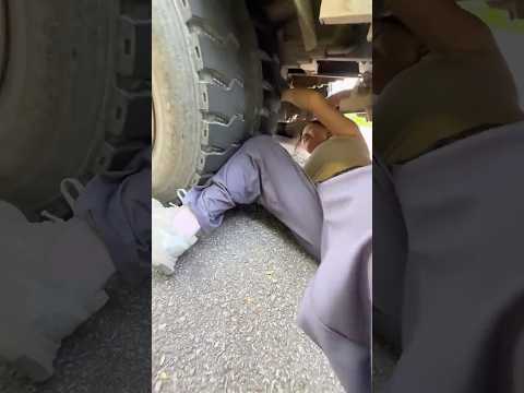 Phụ nữ Trung Quốc thật tài giỏi có thể tự mình sửa xe tải trông rất chuyên nghiệp #truckdriver thumbnail