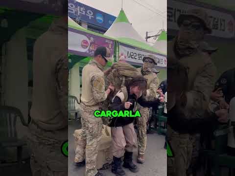 esta chica no puede con el peso de la milicia 🪖 #shorts thumbnail