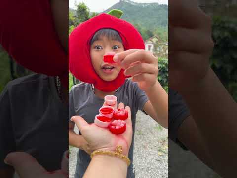 Cô bé ngoan ngoãn ăn kẹo cầu vồng và uống Coca-Cola rất ngon miệng. #vui #kẹo #thứcăn #dễthương thumbnail