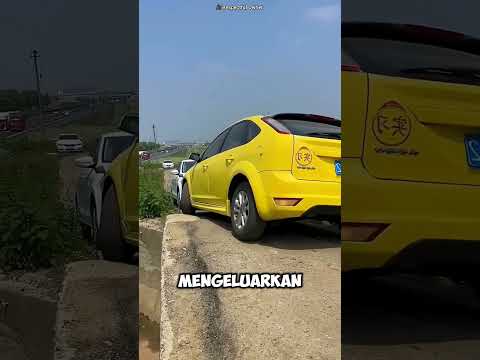 Terjebak di Jembatan Sempit, Cewek Ini Lakukan Hal Gila! thumbnail