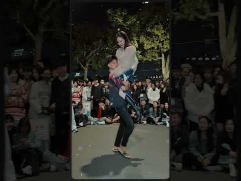 Ô quay lại cùng lúc với nhau luôn cứ như là "thần giao cách cảm" ấy ? thumbnail