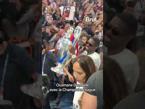 Ousmane Dembélé parade avec le trophée de la Champions League thumbnail