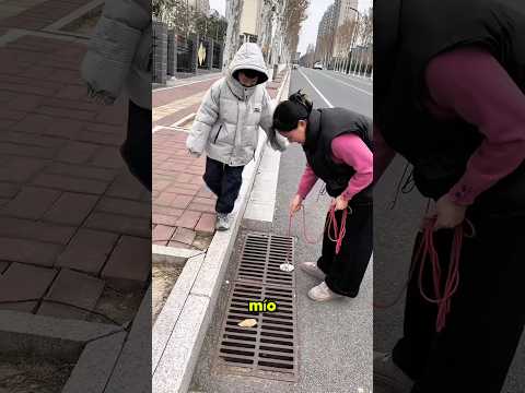 Niño Usa un Imán para Sacar Dinero del Drenaje 💰🤑😱 thumbnail