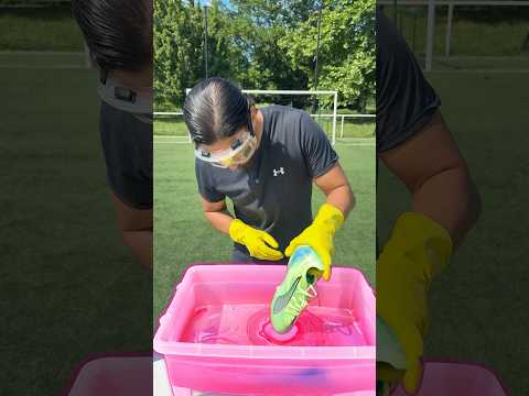 Peut on customiser ses chaussures de foot avec l’hydro-dipping ? #foot #diy #experiment thumbnail
