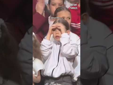 Cette petite fille reçoit une surprise inattendue lors de son spectacle de fin d’année thumbnail