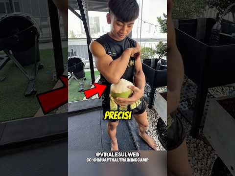 Come i LOTTATORI aprono il COCCO😲🥥 #shorts thumbnail