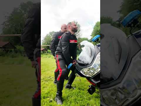 Sollevare 300 KG DA TERRA #moto #biker #carabinieri #corsodiformazione #carabiniere thumbnail