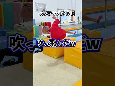 【ガムテープに乗ろうとしたら事故りました】#shorts thumbnail