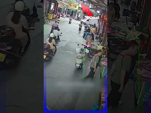 نجت من موت محقق.. جذع شجرة ضخم يسقط بالقرب من فتاة أثناء قيادتها لدراجتها النارية! thumbnail
