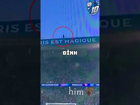 Người đàn ông bí ẩn đứng trên nóc sân vận động Paris Saint-Germain là ai vậy? ? thumbnail