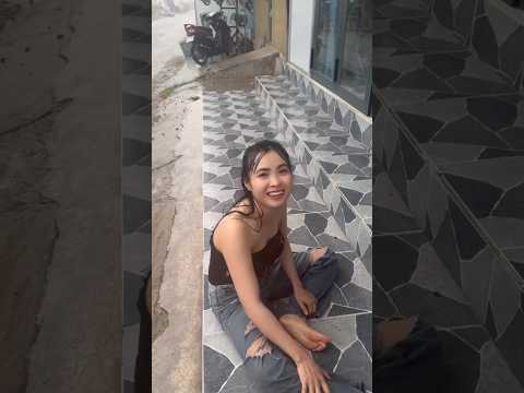 Sư tử ra mưa tắm mát thumbnail