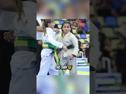 Hành Động Bất Ngờ Của Người Chiến Thắng Khiến Tất Cả Cảm Động thumbnail