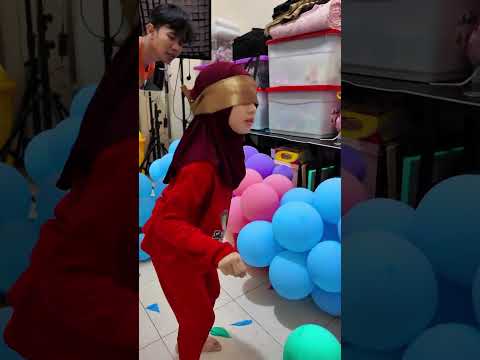 Aqilla mecahin balon warna-warni sambil tutup mata #shorts thumbnail