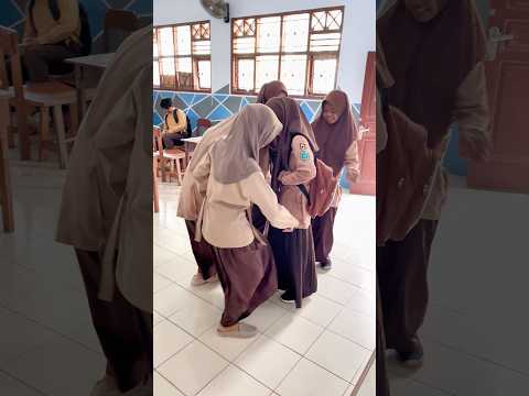 Resiko Punya Sepatu Baru?Jangan Ditiru‼️ #viral #sekolah #kesehariansekolah #lucu #trendingshort thumbnail