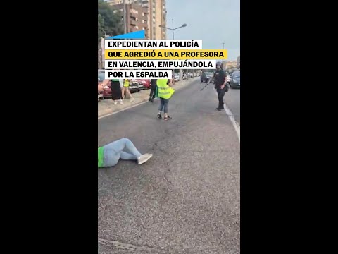 Expedientan al policía que agredió a una profesora en Valencia, empujándola por la espalda #shorts thumbnail