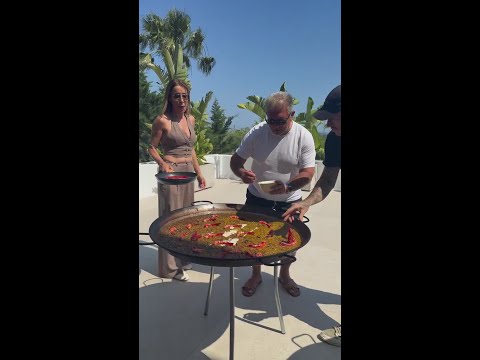 LAPORTA disfruta sus vacaciones haciendo una PAELLA en video que ya es tendenciaTENDENCIA thumbnail